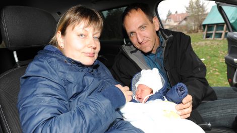 autóban született kisfiú budapesti parkoló csecsemő dugó kórház leállósáv M7 autópálya székely dénes szülés újszülött vajúdó édesanya virág márton