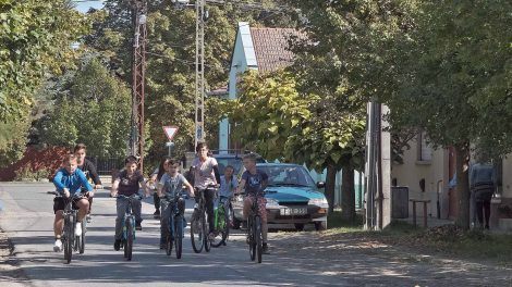 autós forgalom bicikli biciklisek bicikliszerviz biciklitároló bicikliző falu bordány dr. fodor ákos falu internetes oktatóvideó kerékpár kerékpárosbarát település kerékpárutak közlekedési eszköz szurovecz kitti tanács gábor