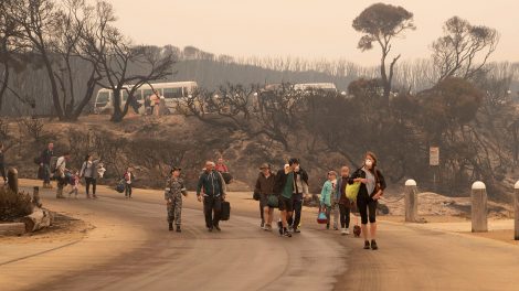 adakozás áradások ausztrália b. molnár márk bozóttüzek erdőtűz eső feith réka füst időjárás kangaroo island katasztrófa kitelepítés maszk tűzoltó újságíró victoria állam vöröskereszt