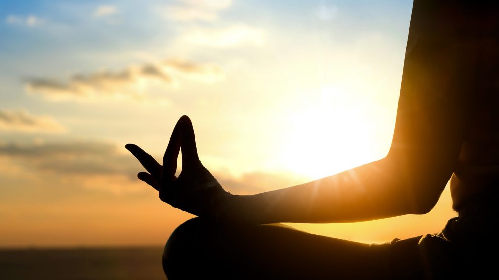 aura egészség ezotéria fájdalom gyomorprobléma jóga koncentráció mantrázás meditáció om-mantra pozitív hatás rezgés stressz ványik dóra