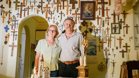 b. molnár márk biblia egyház galla házaspár galláné horváth gabriella kegytárgy kereszt szenteltvíztartó szentség
