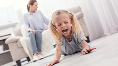 bata kata dühkitörések éretlenség figyelemelterelés gyerek hiszti hiszti üzemmód hisztiroham indulatkitörés következetesség közöny