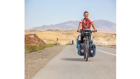 bicikli biciklis világjáró bicikliscipő illés adorján kerékpározás meditáció nagy mosolykönyv oxigénhiányos környezet speciális légzőgyakorlatok