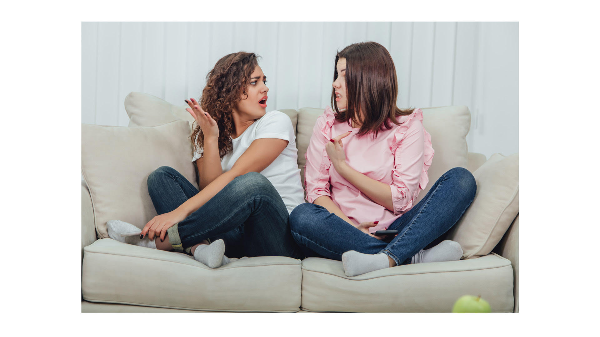 Фото двух смеющихся женщин на диване