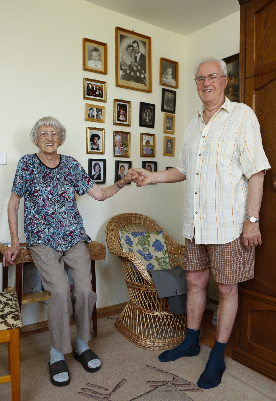 Erzsike és Laci bácsi büszkén mutatják a családi fotóikat