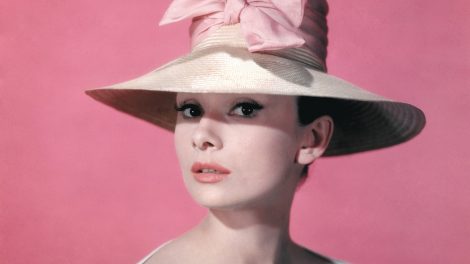 audrey hepburn rózsaszín masnis szalmakalapban