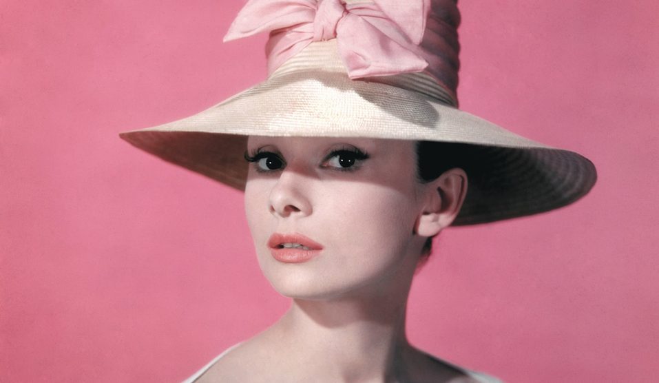 audrey hepburn rózsaszín masnis szalmakalapban