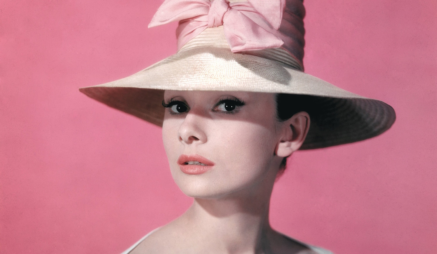 audrey hepburn rózsaszín masnis szalmakalapban