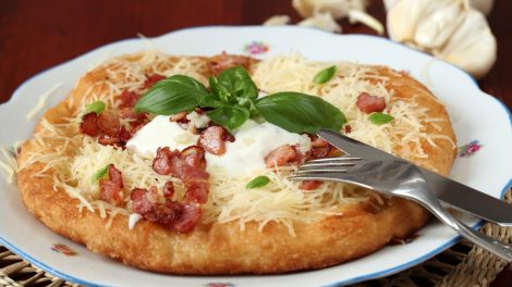 lángos tejföllel sajttal és szalonnával
