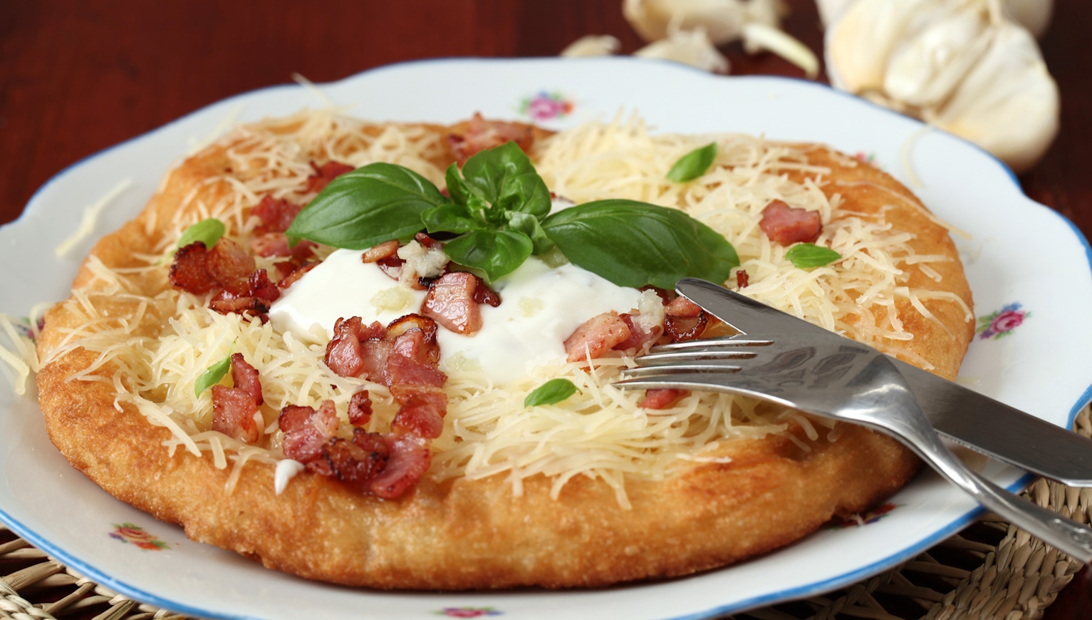 lángos tejföllel sajttal és szalonnával