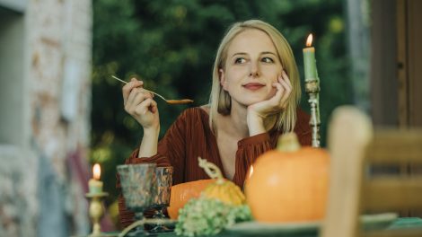 nő sütőtökkrémlevest eszik