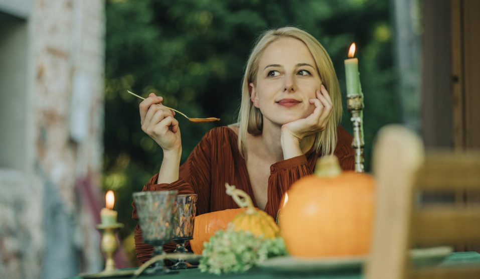 nő sütőtökkrémlevest eszik