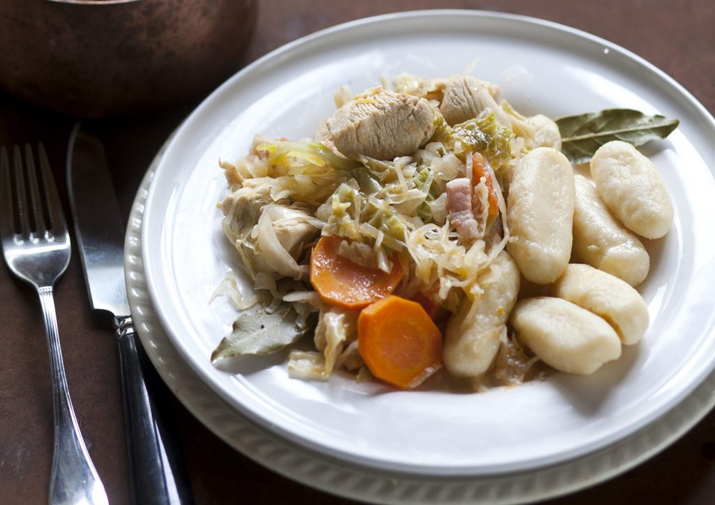 Káposztás nyúlragu krumplinudlival recept