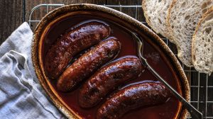 vörösborban sült kolbász