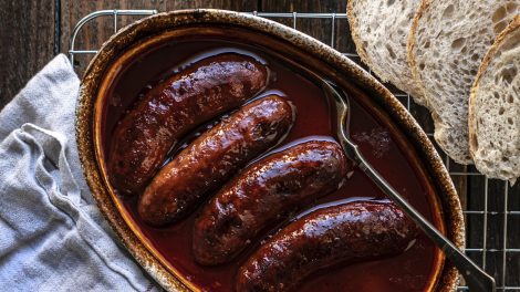 vörösborban sült kolbász