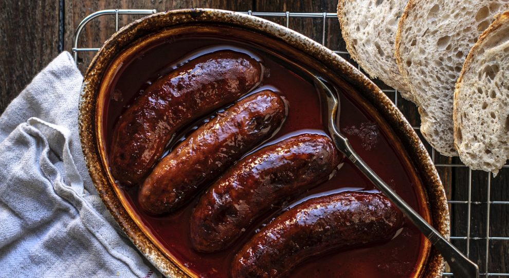 vörösborban sült kolbász