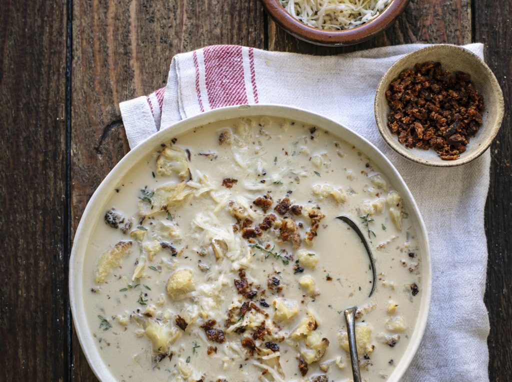 Sült karfiolleves, kolbászmorzsával, sajttal