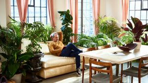 gyönyörű nappaliban férfi sok szobanövény között