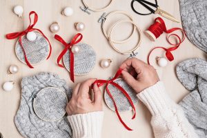 Diy project of christmas ornaments made of repurposed old sweater and embroidery hoops. | Meglepetés