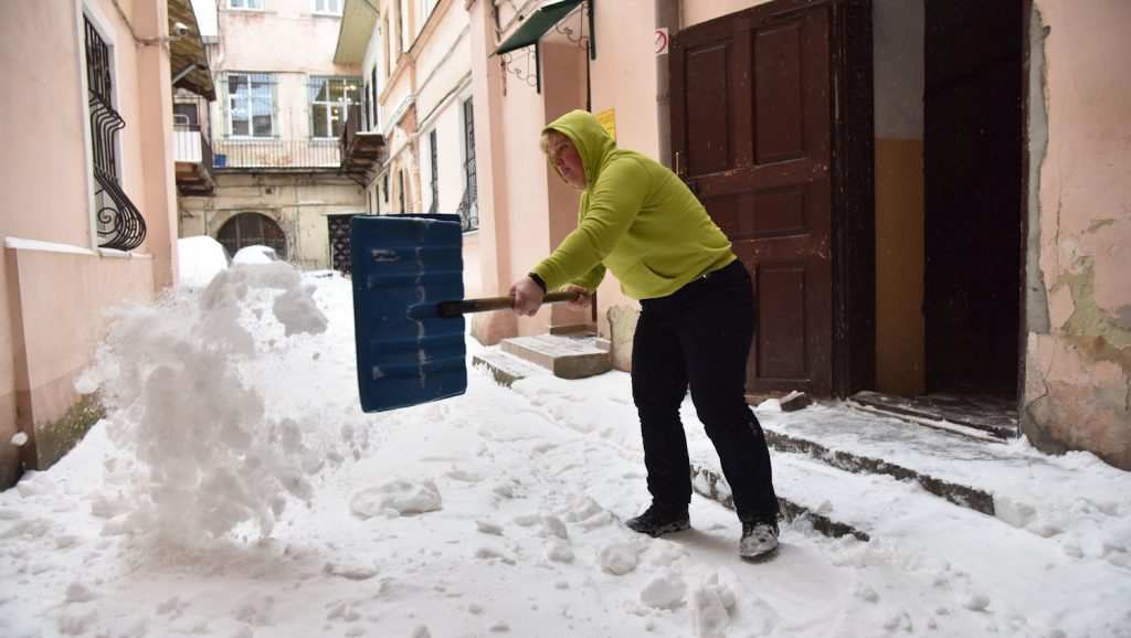 ki lapátolja a havat