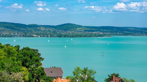 balatoni látkép balatonfüredről tavasszal