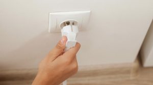 konnektorból kihúzza a töltőt egy nő