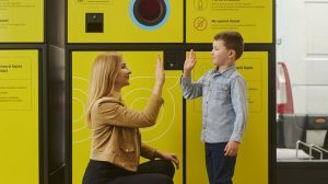 palackvisszaváltó mohu automatánál anyuka és kisfia