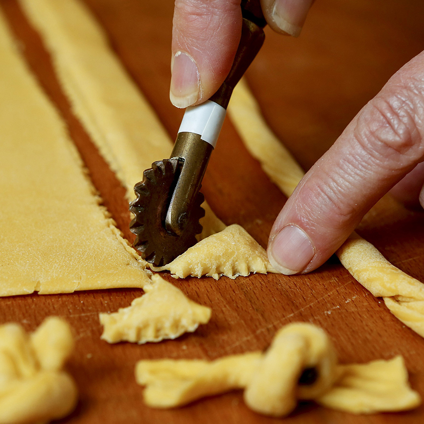 Dr. Fehér Ilona népi tésztakészítő, gasztrotörténész