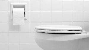 fehér wc fehér csempe fehér wc-papír tartó
