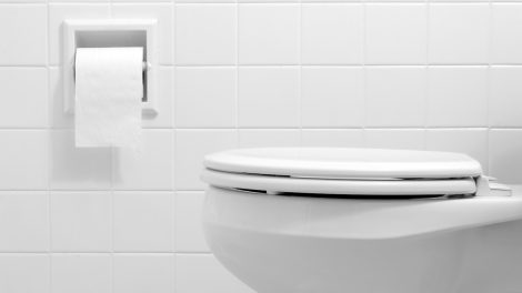 fehér wc fehér csempe fehér wc-papír tartó