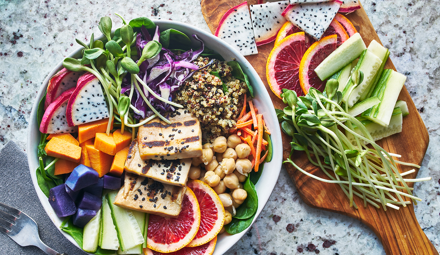 Grill tofu, sárkánygyümölcs, Buddha bowl