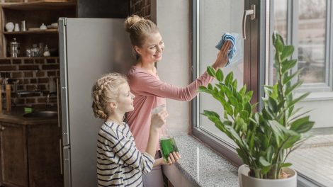 anya és lánya ablakot mos tavasszal süt a nap