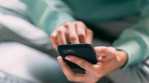 nő kezében telefon csörög, nem veszi nfel