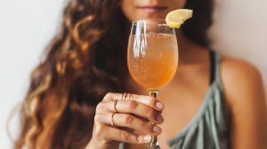 kombucha teát tart egy pohárban egy nő