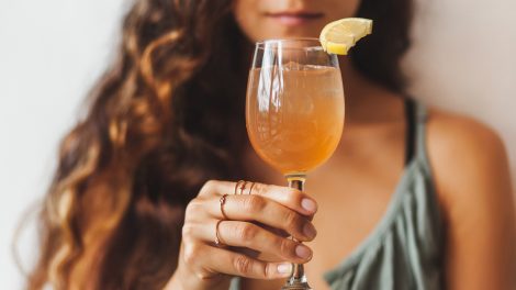 kombucha teát tart egy pohárban egy nő
