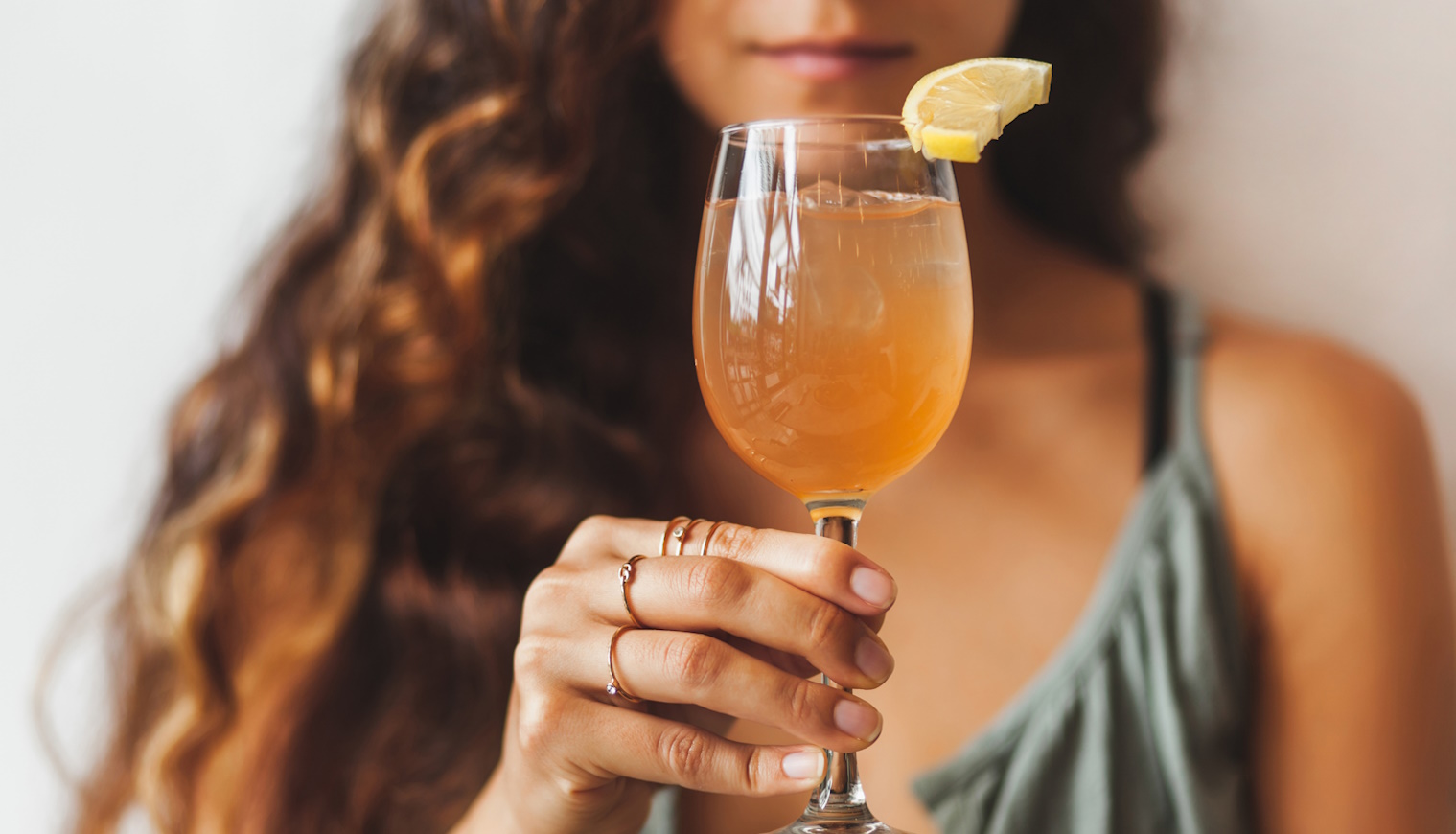 kombucha teát tart egy pohárban egy nő