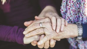 kéz a kézben nagymama unoka