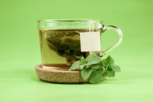 filteres zöld tea üvegbögrében
