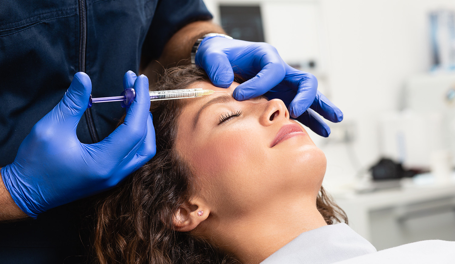 Botox injekciót kapó fiatal nő