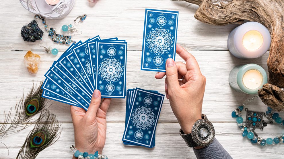 Jósnő és egy tarot kártya az asztalon