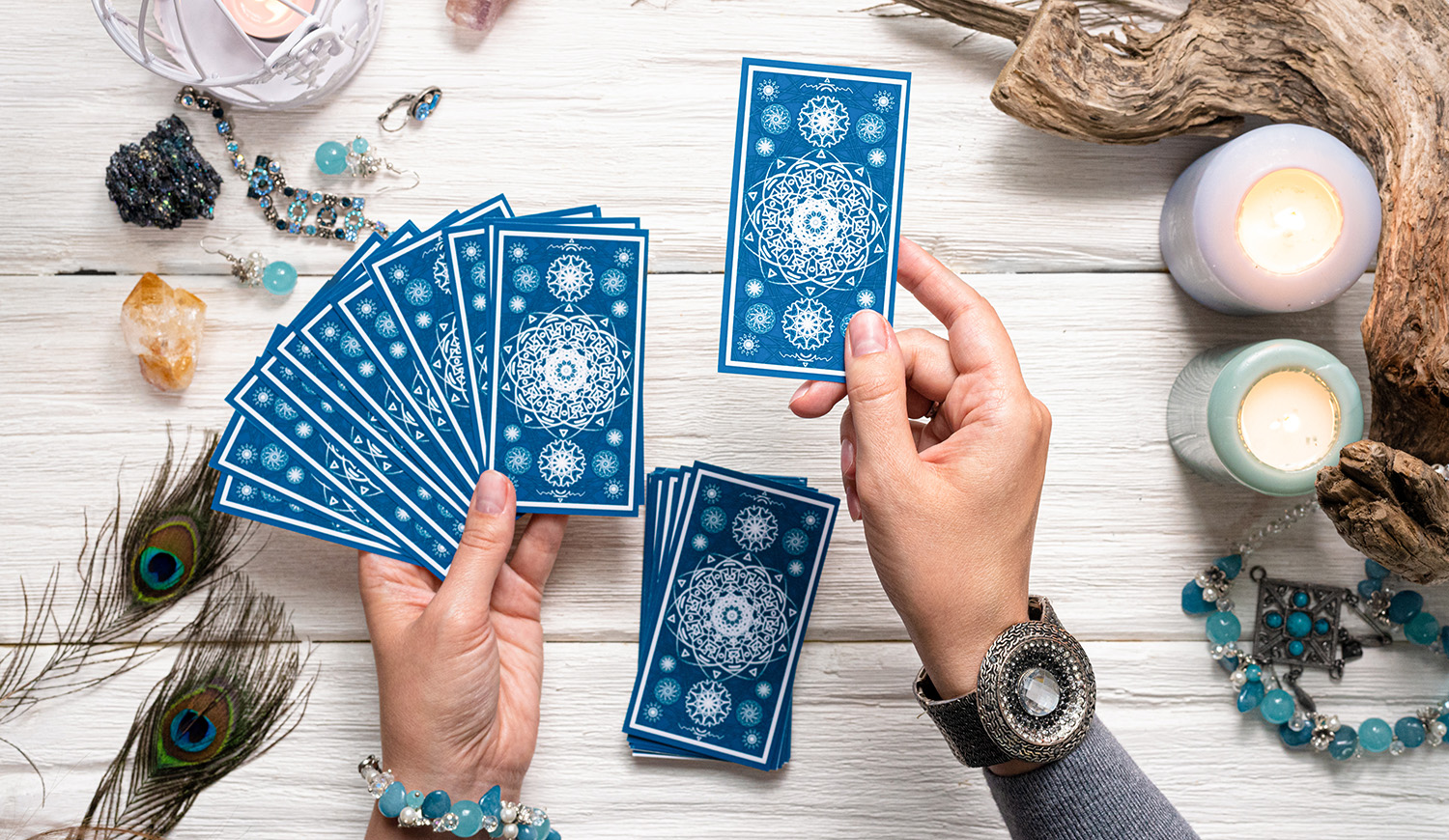 Jósnő és egy tarot kártya az asztalon