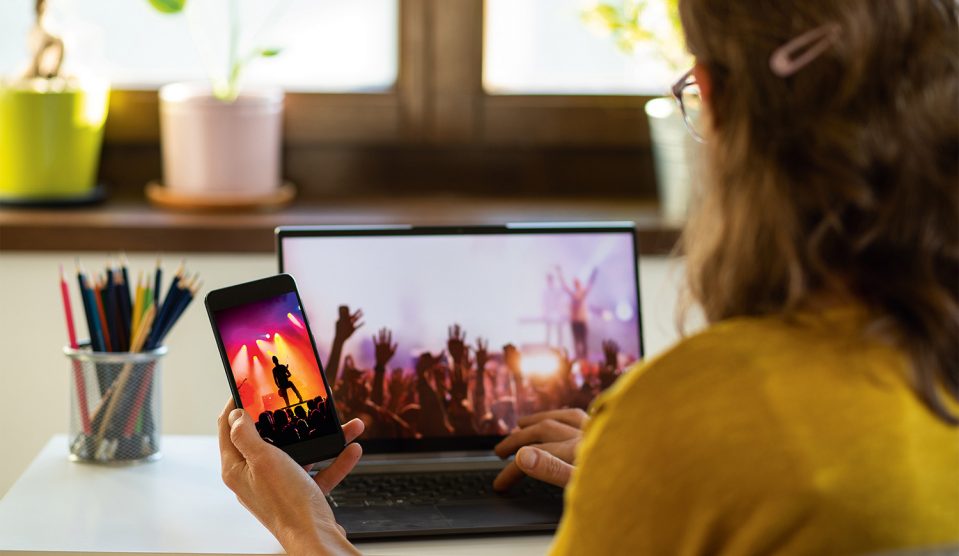 Nő interneten koncertjegyeket vásárol