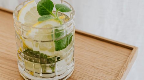 mentaleveles szörp, limonádé pohárban