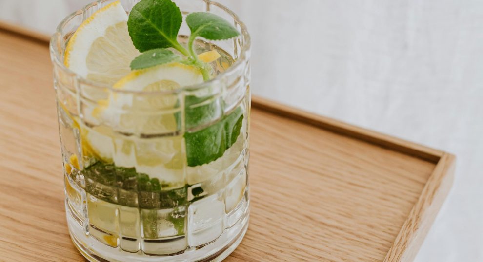 mentaleveles szörp, limonádé pohárban