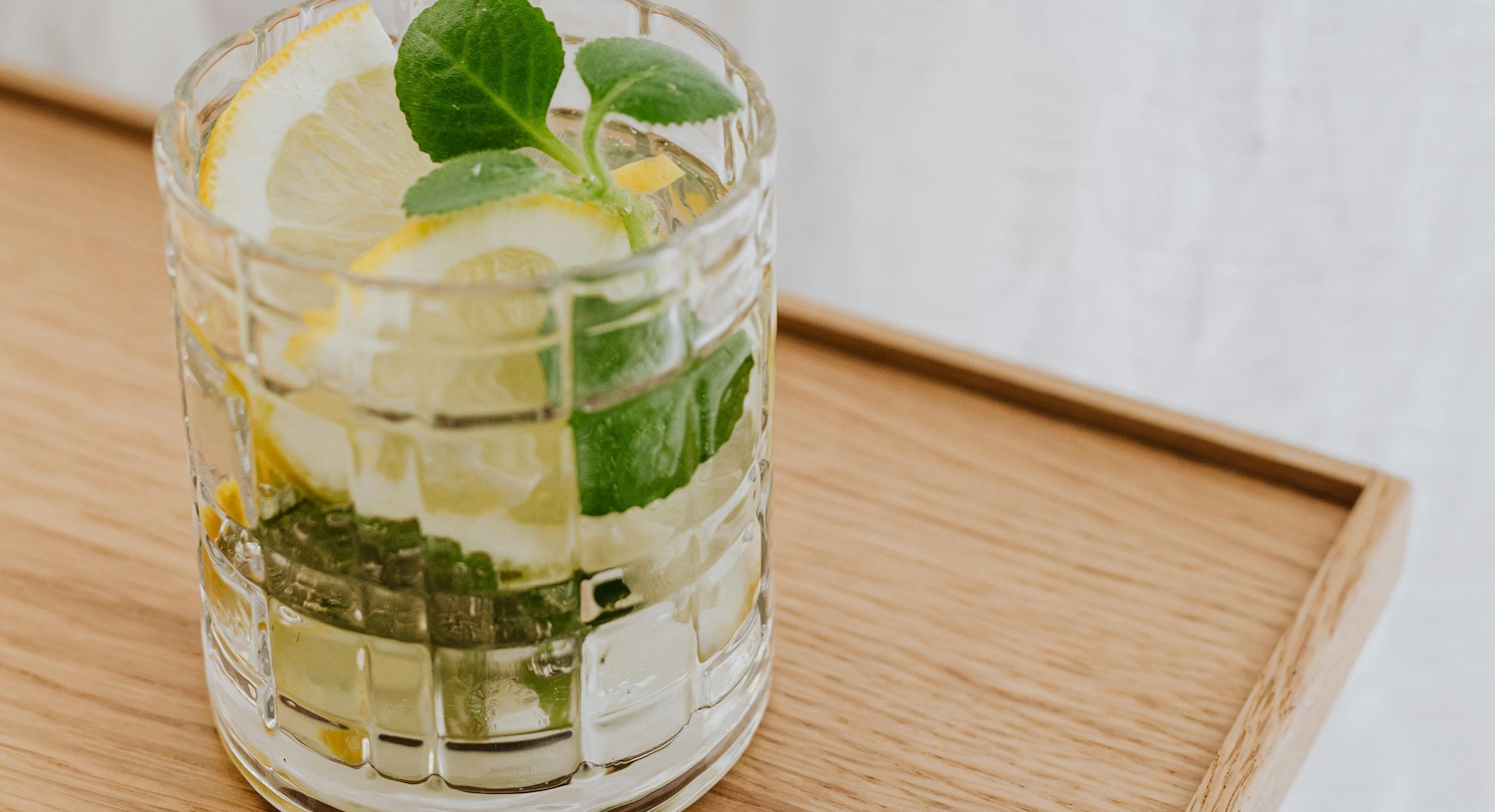 mentaleveles szörp, limonádé pohárban