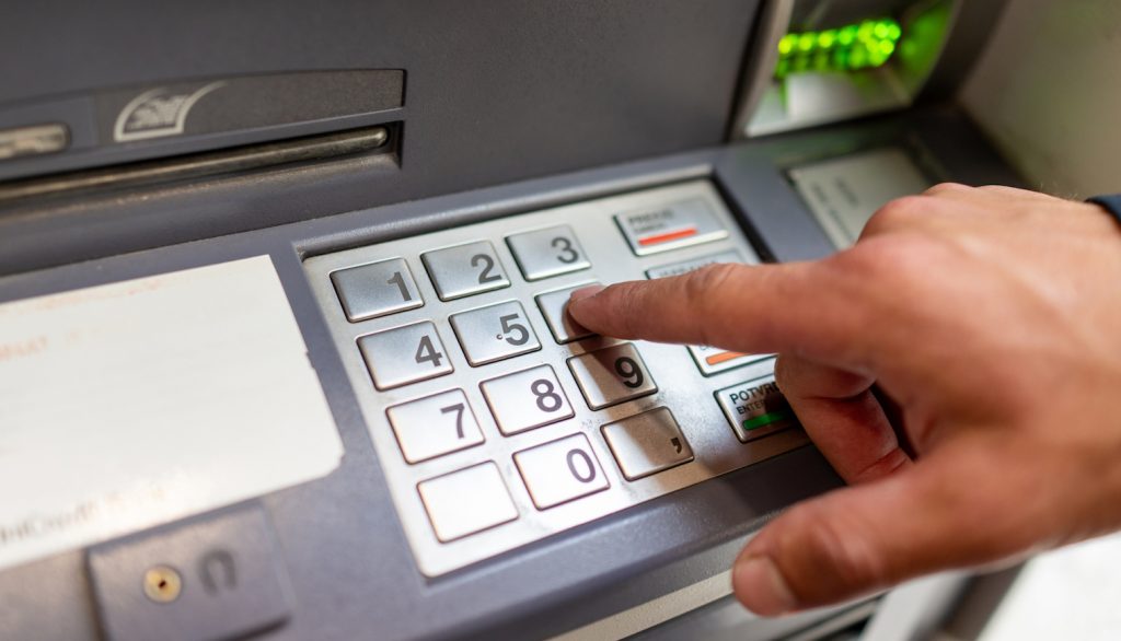 at-en pin kódot ad meg egy férfi