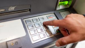 at-en pin kódot ad meg egy férfi