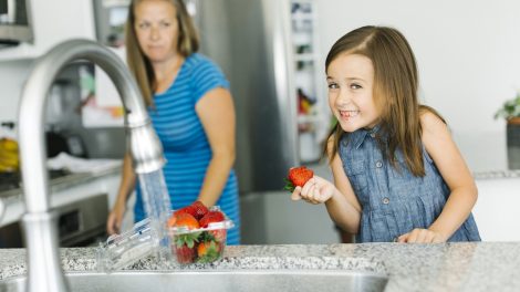 epret eszik egy kislány a csapnál