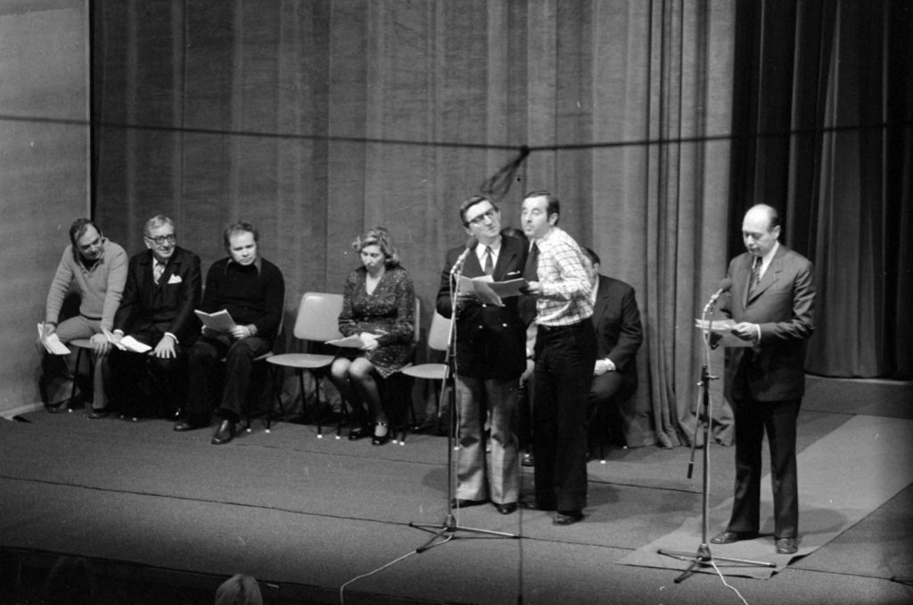 Bodrogi Gyula, Csákányi László, Harkányi Endre, Schubert Éva, Gera Zoltán és Kristóf Tibor színművészek, Komlós János humorista