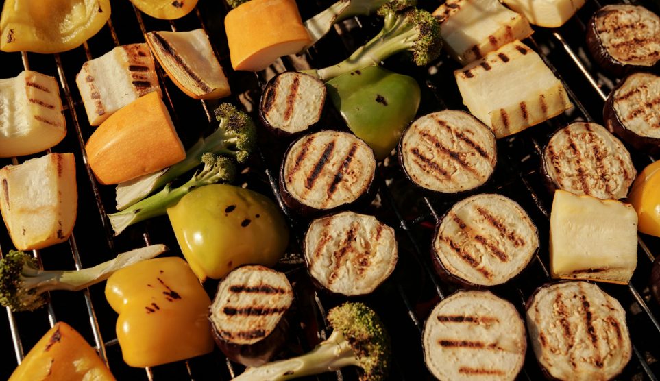 grillrácson sül a cukkini, padlizsán, brokkoli
